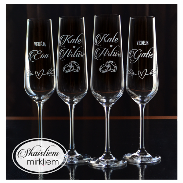Elegants kāzu šampanieša glāžu komplekts ar vārdu, savītu gredzenu zīmējumu un datumu
