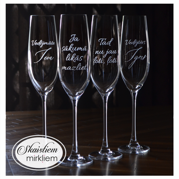 Kāzu glāžu komplekts ar citāta gravējumu