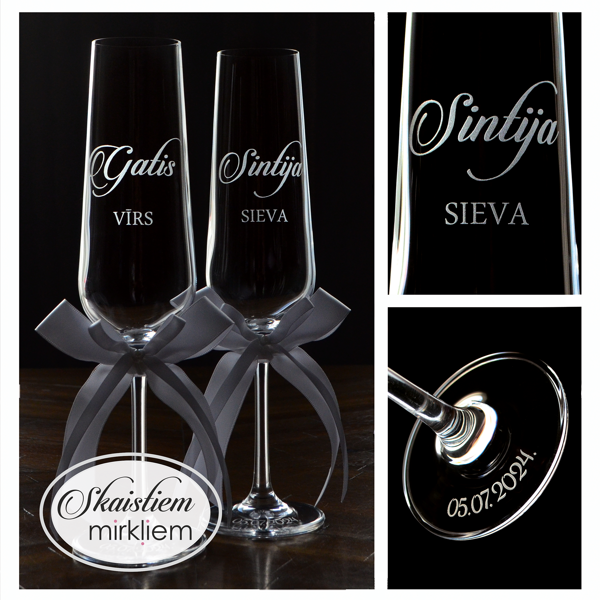 Personalizētas kāzu glāzes ar laulāto vārdiem, "Sieva", "Vīrs" un baltām lentēm