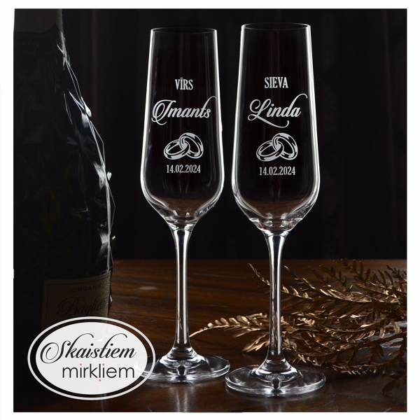 Kāzu glāzes ar gravējumu "Vīrs", "Sieva", pāra vārdiem un gredzenu simboliku