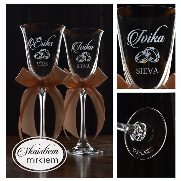 Elegants kāzu glāžu komplekts ar vārdiem, gredzenu simboliku un persiku krāsas lentēm