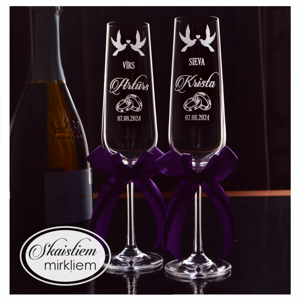 Personalizētas kāzu glāzes ar vārdiem, dūju simbolu, datumu, dekorētas ar violetām lentēm