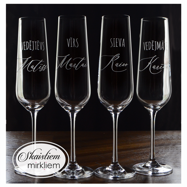 Minimālistiska stila kāzu glāzes ar vārdu gravējumu bez papildu dekoriem