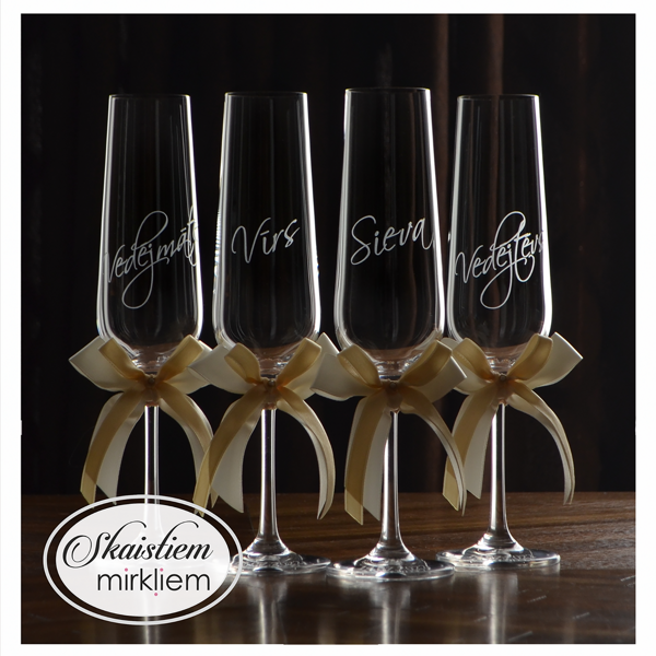 Kāzu šampanieša glāzes ar Sieva, Vīrs, Vedējmāte un Vedējtēvs gravējumu un lentītēm
