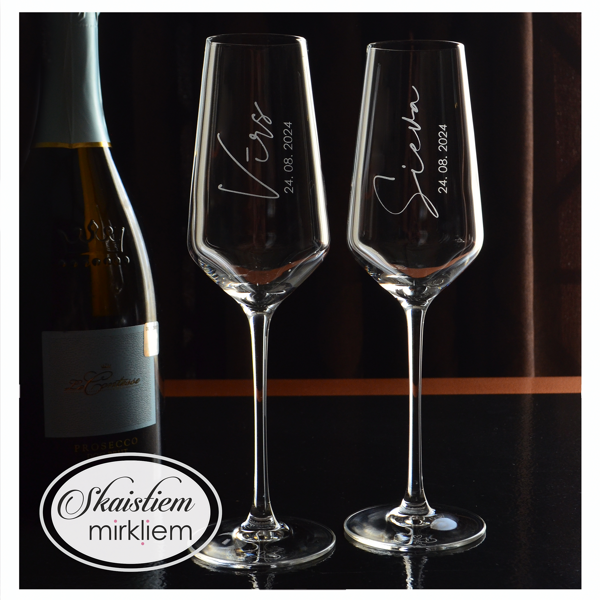 Modernas kāzu glāzes ar vertikālu vārdu gravējumu un datumu uz pamatnes