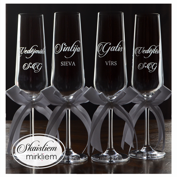 Personalizētas kāzu glāzes ar vārdu gravējumu un baltām dekoratīvām lentēm