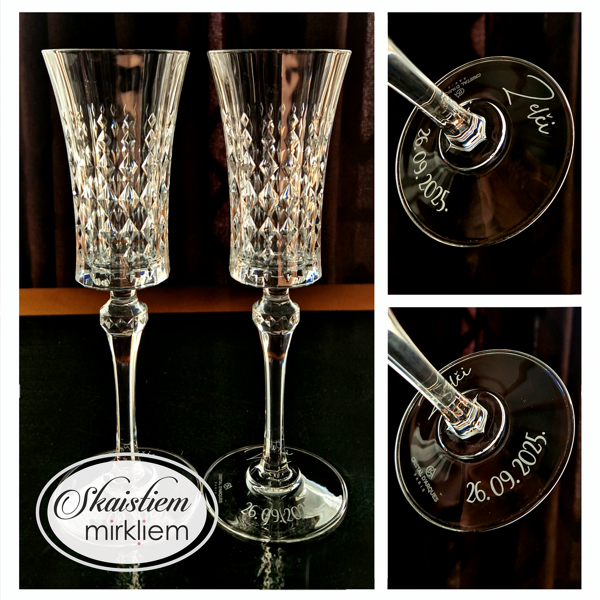 Elegants gravējums uz kristāla stila glāzēm ar datumu un uzvārdu uz pamatnes