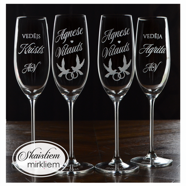 Kāzu glāžu komplekts ar vārdiem, gredzeniem un dūju motīva gravējumu