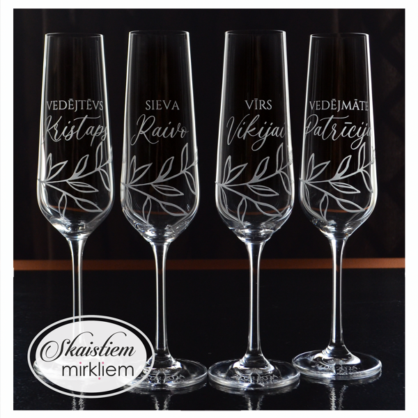 Kāzu glāzes ar vārdiem, datumu un smalku lapu zara gravējumu 