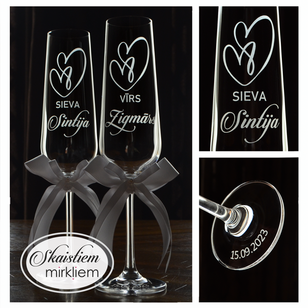 Elegants kāzu glāžu komplekts ar vārdiem un sirds motīvu, dekorētas ar baltām lentēm