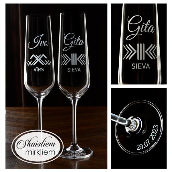 Kāzu glāzes ar latvju zīmju motīvu, vārdiem un lomu gravējumu "Vīrs" un "Sieva"