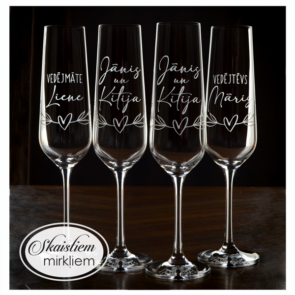 Personalizētas kāzu glāzes ar sirsniņu vītnes gravējumu jaunajam pārim un vedējiem