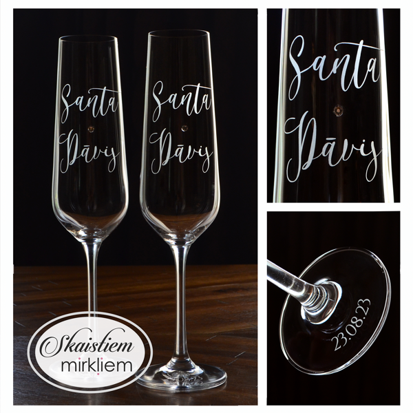 Minimālistiska stila kāzu glāzes ar smalku vārdu un datuma gravējumu