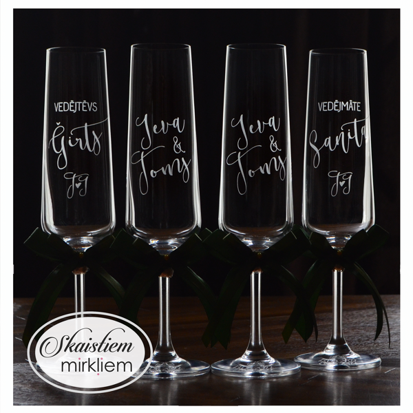 Kāzu glāzes ar vārdu gravējumu un tumši zaļām lentēm