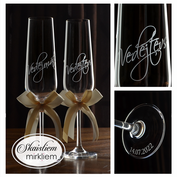 Elegants gravējums vedējiem ar vārdiem uzrakstītiem kaligrāfiskā rokrakstā