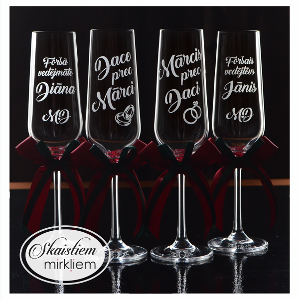 Kāzu glāzes ar gredzenu un vārdu gravējumu un bordo krāsas lentēm