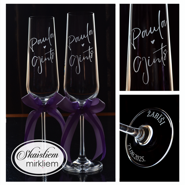Klasiskas gravētas kāzu glāzes ar personalizētiem vārdiem un tumši violetām lentēm