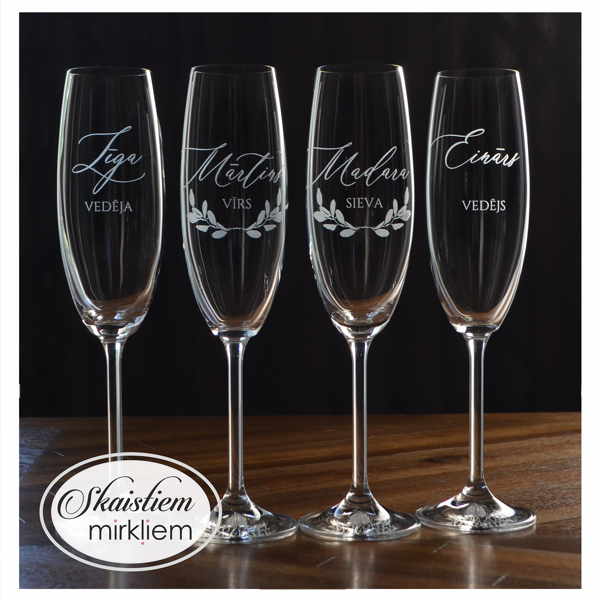 Elegantas glāzes ar eikalipta gravējumu un vārdiem jaunajam pārim un vedējiem