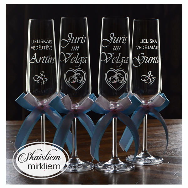 Kāzu glāzes ar savītu gredzenu gravējumu, vārdiem un zilām lentēm