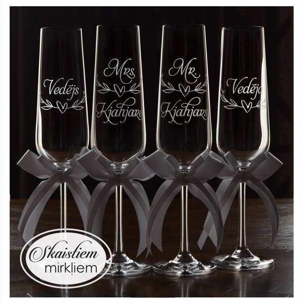 Elegantas kāzu glāzes ar Mr. un Mrs. gravējumu un baltām lentēm