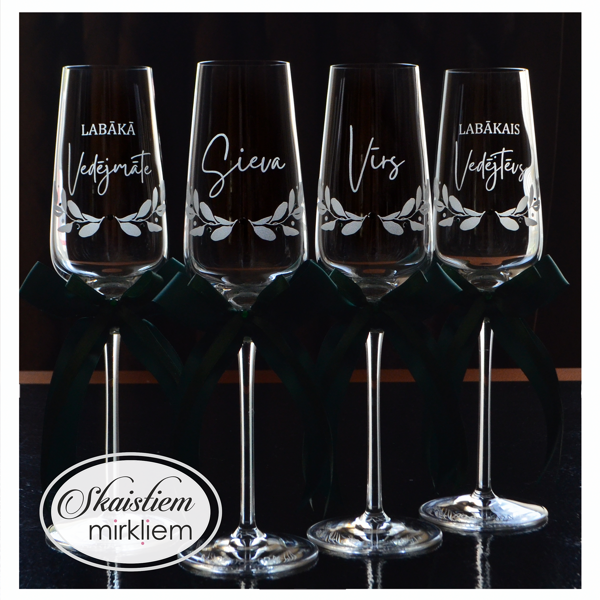 Kāzu glāžu komplekts ar personalizētu gravējumu Sieva un Vīrs un tumši zaļām lentēm