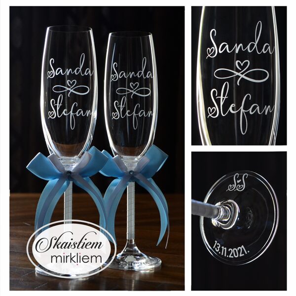 Kāzu glāzes Sandrai un Stefanam ar bezgalības simbolu un debesu zilām lentēm