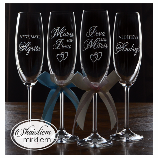 Kāzu glāzes ar sirsniņu motīva gravējumu un saskaņotām zilām un baltām lentēm