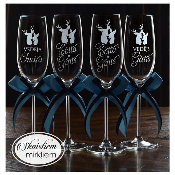 Kāzu glāzes ar briežu siluetu gravējumu un zilām lentēm