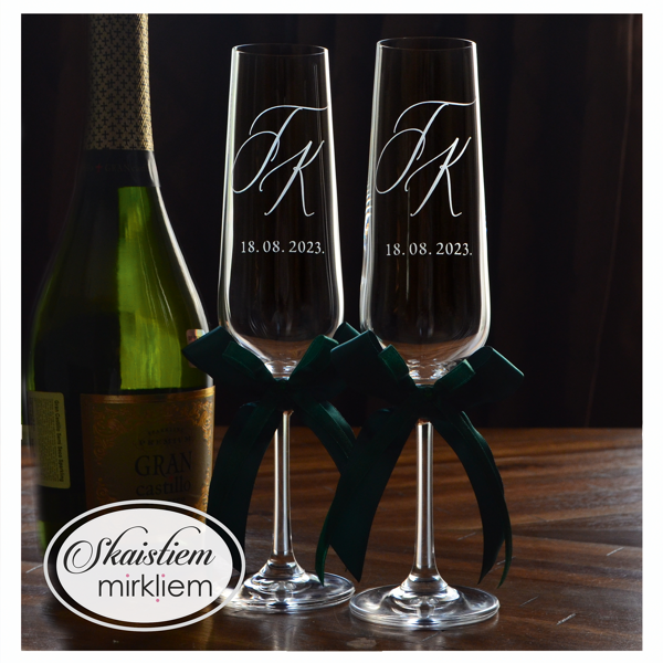 Elegants glāžu komplekts ar iniciāļiem T un K, datumu un tumši zaļām lentēm