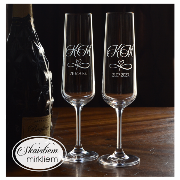 Kāzu glāzes ar iniciāļiem K un M, bezgalības zīmi un kāzu datumu