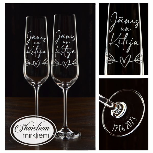 Kāzu glāzes Jānim un Kitijai ar sirds simbolu un smalku kaligrāfijas fontu