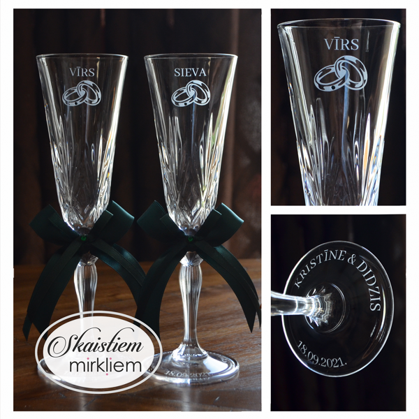 Īpaša dizaina kāzu glāzes ar vārdiem un gredzenu motīvu, dekorētas ar tumši zaļām lentēm