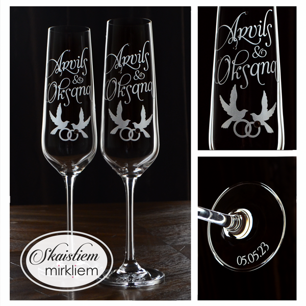 Gravētas kāzu glāzes ar dūju simboliku un vārdiem Anvils un Oksana