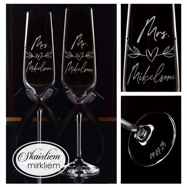 Kāzu glāzes ar personalizētu uzvārda gravējumu un "Mr. & Mrs." tituliem svinīgam mirklim