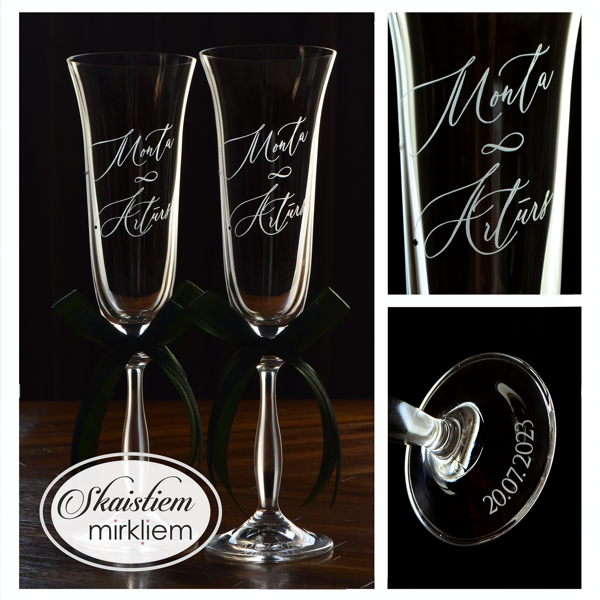Kāzu šampanieša glāzes ar vārdu gravējumu un tumši zaļām lentēm