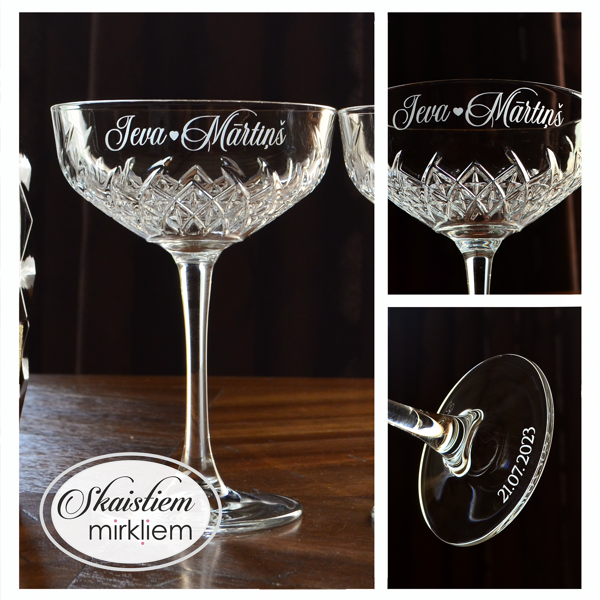 Grezna dizaina kāzu glāzes ar reljefu un personalizētu vārdu gravējumu