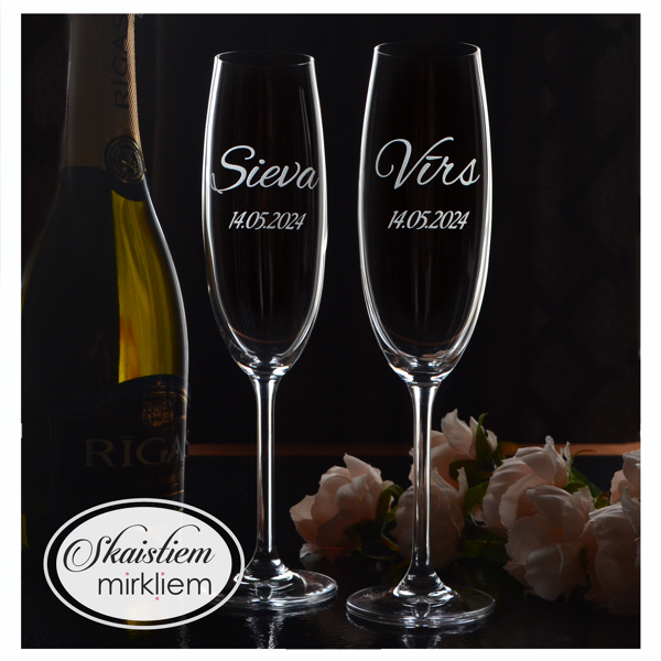 Minimālistiska dizaina kāzu glāzes ar vārdu un datuma gravējumu svinīgam mirklim