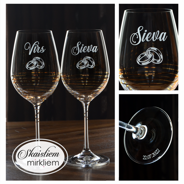 Vīna glāzes kāzām ar gravējumu "Vīrs" un "Sieva" un laulības gredzenu simboliku