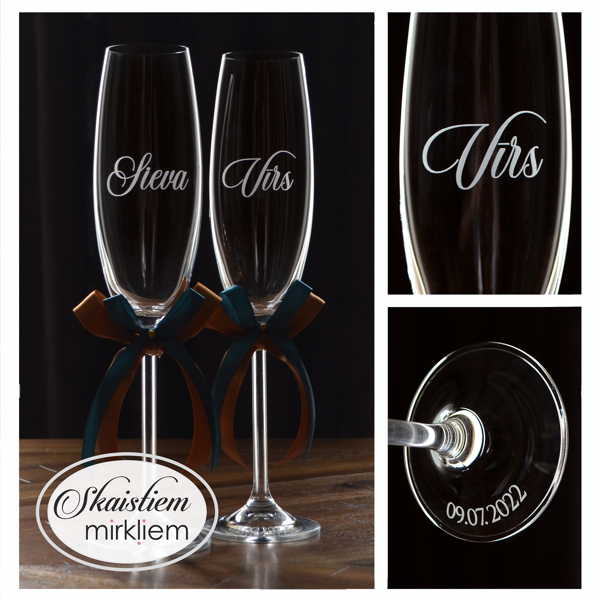 Kāzu glāzes ar gravējumu "Sieva" un "Vīrs", papildinātas ar zaļām un zelta lentītēm