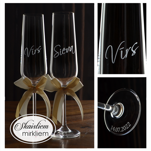 Minimālistiska stila kāzu glāzes ar vārdiem un datuma gravējumu un krēmkrāsas lentēm