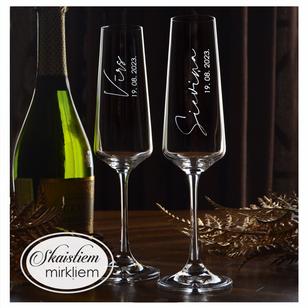 Elegants kāzu glāžu komplekts ar kaligrāfisku vārdu gravējumu un datumu horizontāli