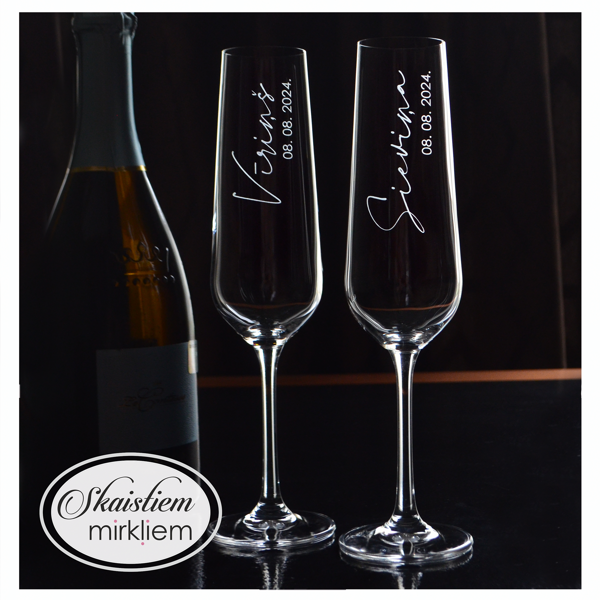 Kāzu glāzes ar vertikālu uzrakstu "Sieviņa" un "Vīriņš", norādot kāzu datumu