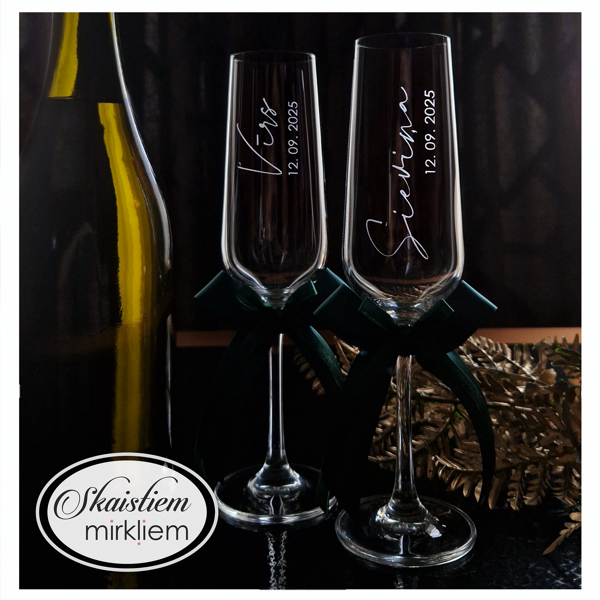 Glāzes ar vertikālu "Vīrs", "Sieviņa" gravējumu un datumu 