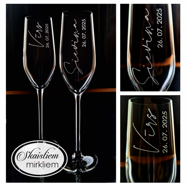 Klasiskas kāzu glāzes ar vertikālu vārdu gravējumu un kāzu datumu uz pamatnes