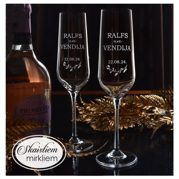 Personalizētas kāzu glāzes ar gravētiem vārdiem, datumu un lapu zariņu