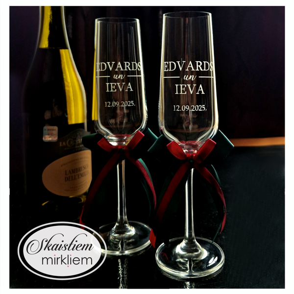 Elegants kāzu glāžu komplekts ar vārdiem, datumu un zaļām, rozā dekoratīvajām lentēm