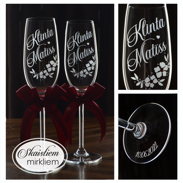 Kāzu šampanieša glāzes ar dekoratīviem ziediem un vārdiem Klinta un Matīss