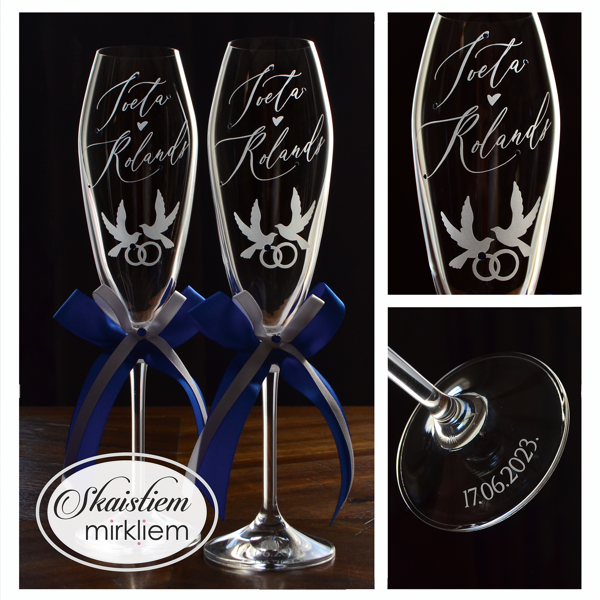Gravētas kāzu glāzes ar dūjām un gredzeniem zilā noformējumā vārdiem Iveta un Rolands
