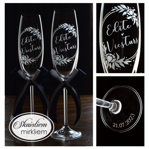 Gravētas kāzu glāzes Edītei un Viesturam ar ziedu un lapu vainaga motīvu un datumu
