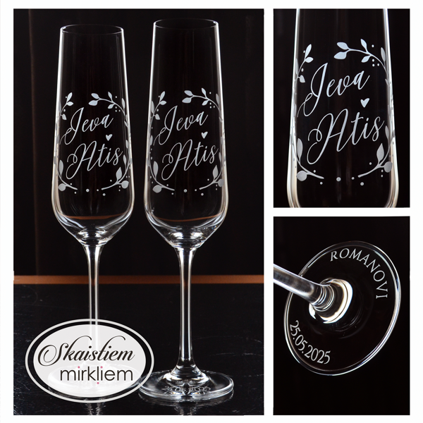 Kāzu glāzes Ievai un Atim ar lapu motīvu un uzvārdu "Romanovi" uz glāzes pamatnes